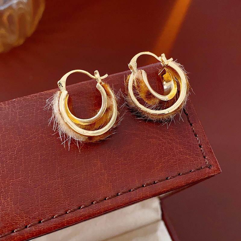 Maillard Geometric Flocking Earrings: Elegant, Modern, Light Luxury Earrings for Refined, Fashionable Style
Maillard Geometric Flocking Earrings: Elegant, Modern, Light Luxury Earrings for Refined, Fashionable Style