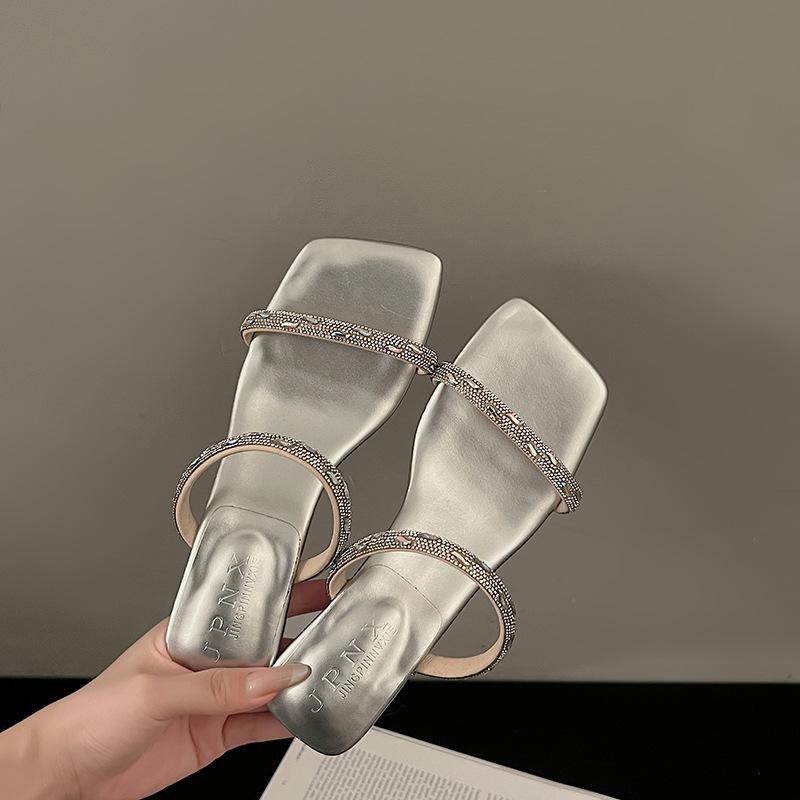 2025 summer new French rhinestone one-word with open-toed wedge heels, women s high-end temperament square head cool slippers 39 срібний
2025 summer new French rhinestone one-word with open-toed wedge heels, women s high-end temperament square head cool slippers 39 срібний