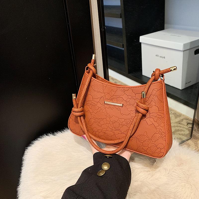 2025 autumn and winter new Korean version bag women s simple and versatile niche design fashion printing commuter armpit bag коричневый
2025 autumn and winter new Korean version bag women s simple and versatile niche design fashion printing commuter armpit bag коричневый