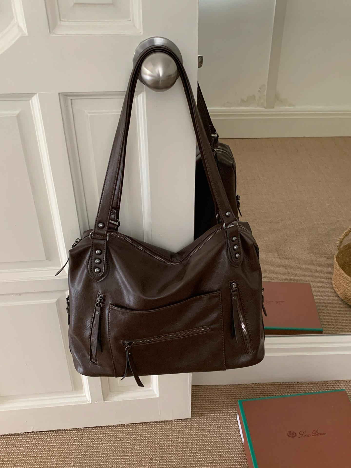 Vintage Rivet Design Women Pu Shoulder Bags Multi-pocket Large Capacity Ladies Travel Tote Versatile Solid Color Female Handbag кавовий
Vintage Rivet Design Women Pu Shoulder Bags Multi-pocket Large Capacity Ladies Travel Tote Versatile Solid Color Female Handbag кавовий