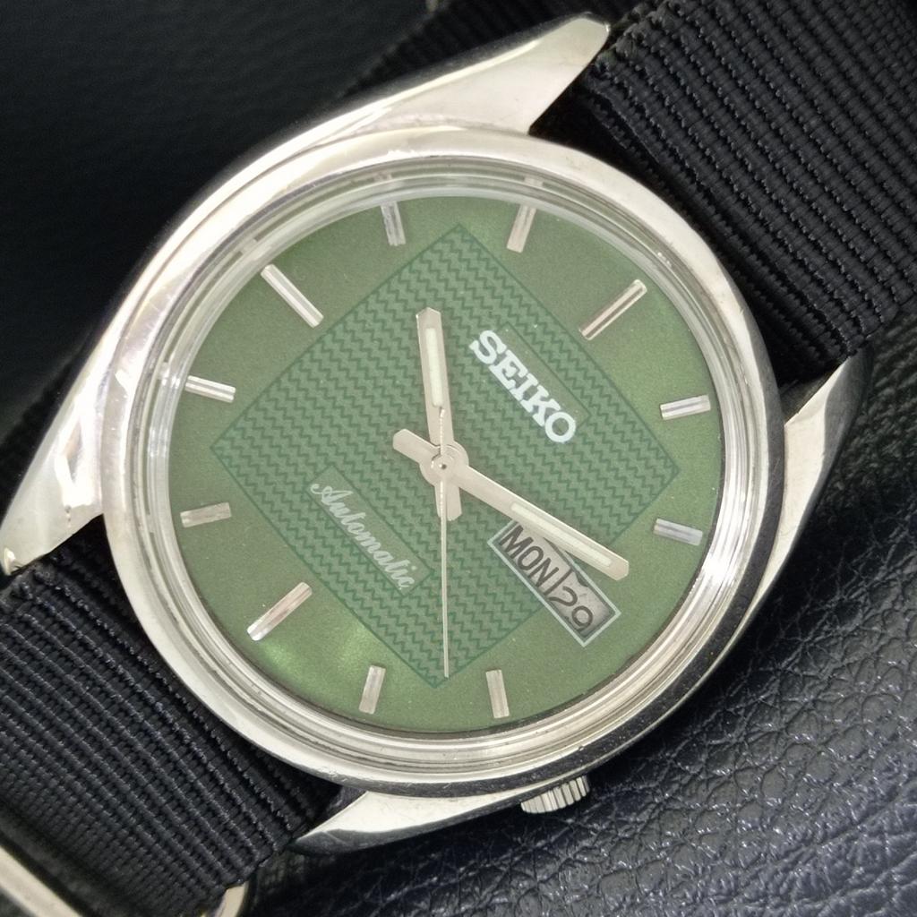 SEIKO AUTOMATIC VINTAGE JAPAN MENS GREEN COLOR DIAL WATCH a701576-5 R206b-a701576
SEIKO AUTOMATIC VINTAGE JAPAN MENS GREEN COLOR DIAL WATCH a701576-5 R206b-a701576