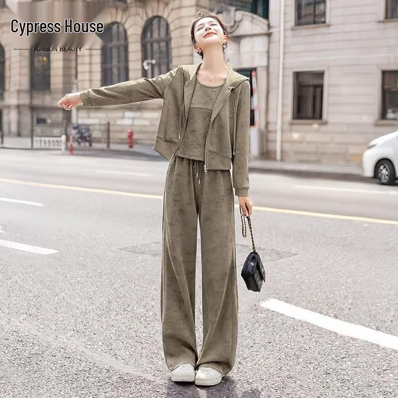 Women s Three-Piece Sportswear Set 35
Women s Three-Piece Sportswear Set 35