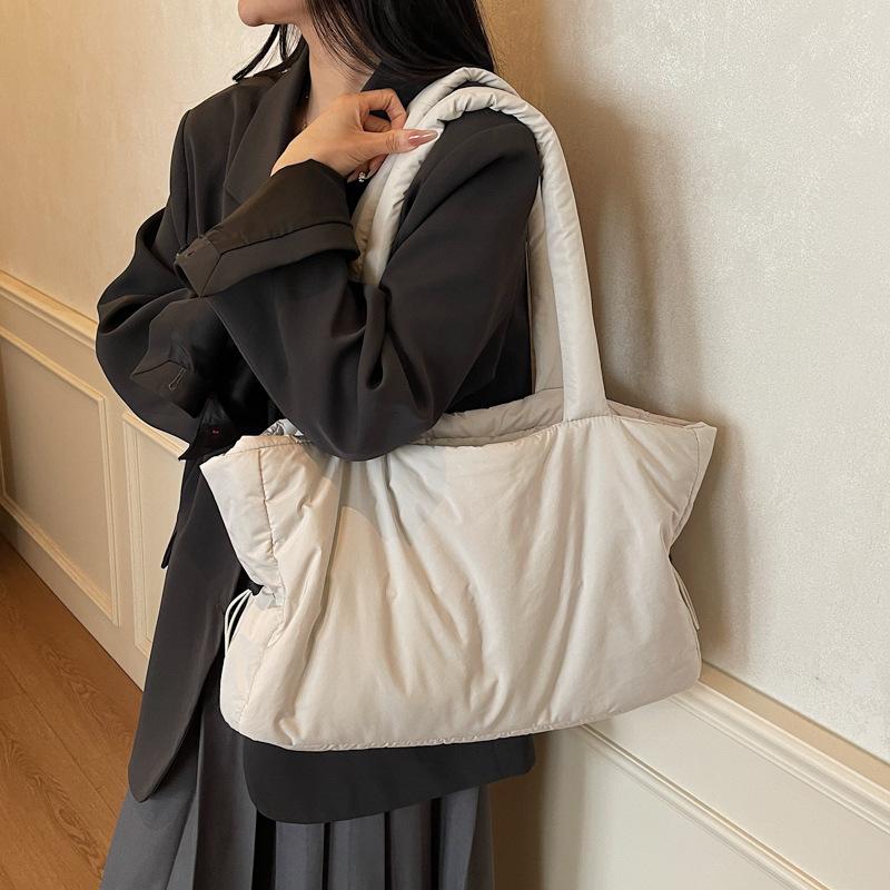 Новая сумка подмышку женская 2025 осень и зима сумочка большая вместимость сумка на плечо универсальная хлопковая сумка-тоут женская
Новая сумка подмышку женская 2025 осень и зима сумочка большая вместимость сумка на плечо универсальная хлопковая сумка-тоут женская