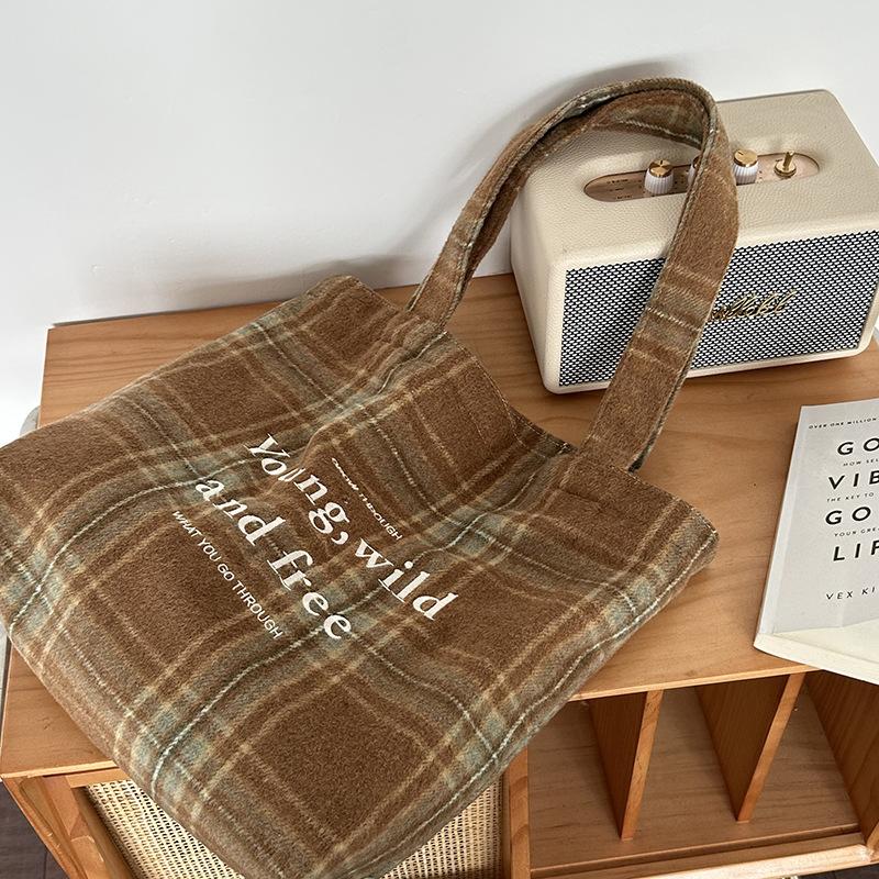 Autumn and winter plaid bag women s large-capacity tote bag retro literary shoulder bag women s large bag коричневий
Autumn and winter plaid bag women s large-capacity tote bag retro literary shoulder bag women s large bag коричневий