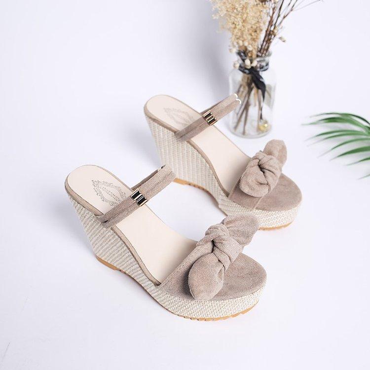 Wedge heel slippers women s summer new outer wear thick bottom two wear cool slippers fashion Korean version versatile high heel one-word slippers 35 жёлтый
Wedge heel slippers women s summer new outer wear thick bottom two wear cool slippers fashion Korean version versatile high heel one-word slippers 35 жёлтый