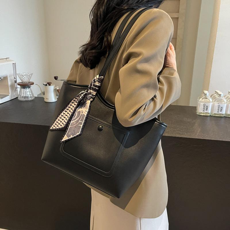 Large-capacity underarm bag women s 2025 new simple shoulder bag texture college student commuting contrasting color splicing tote bag 35*10*26 чорний
Large-capacity underarm bag women s 2025 new simple shoulder bag texture college student commuting contrasting color splicing tote bag 35*10*26 чорний