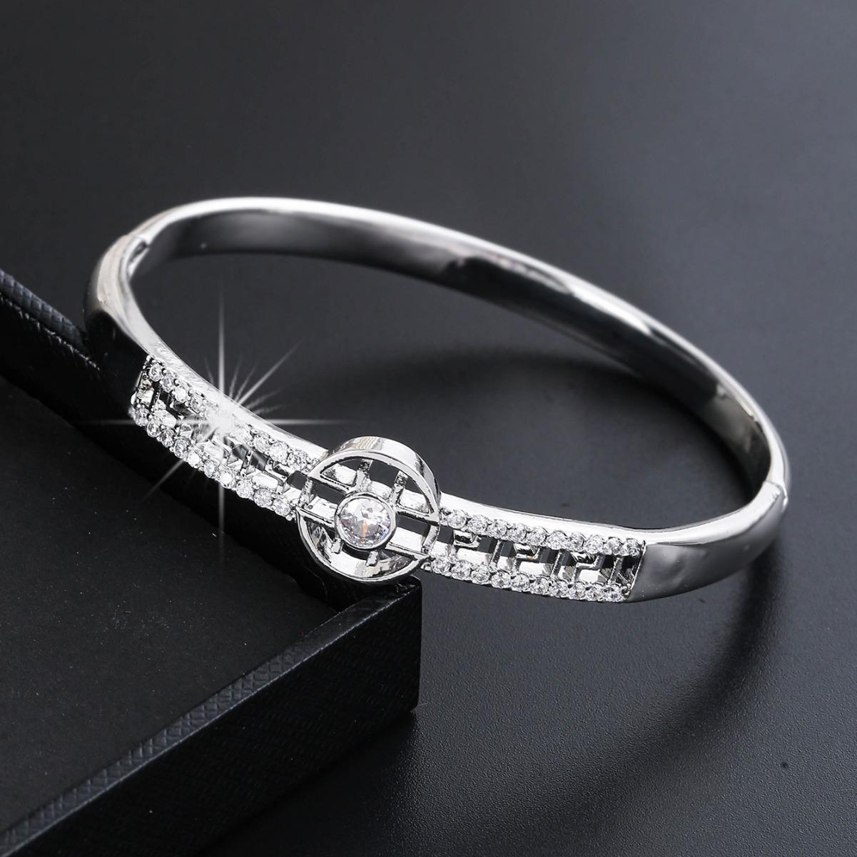 Новый модный простой полый микроинкрустированный цирконом, повседневный Джокер, однотонный браслет в деловом стиле для подруги серебряный
Новый модный простой полый микроинкрустированный цирконом, повседневный Джокер, однотонный браслет в деловом стиле для подруги серебряный