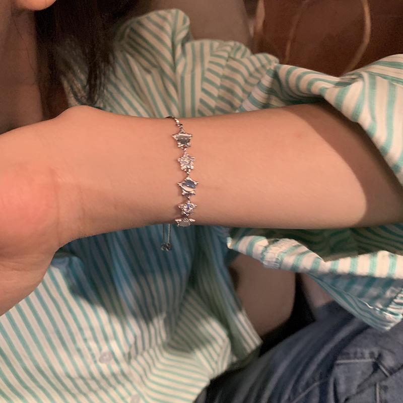 Корейский браслет со звездой опала, женский легкий и роскошный дизайн, изысканный и высококачественный будуарный браслет для пары, выдвижной ручной аксессуар
Корейский браслет со звездой опала, женский легкий и роскошный дизайн, изысканный и высококачественный будуарный браслет для пары, выдвижной ручной аксессуар