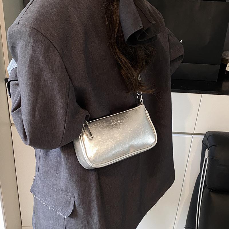 Premium texture small square bag women s 2025 new summer versatile messenger bag fashion shoulder armpit bag
Premium texture small square bag women s 2025 new summer versatile messenger bag fashion shoulder armpit bag