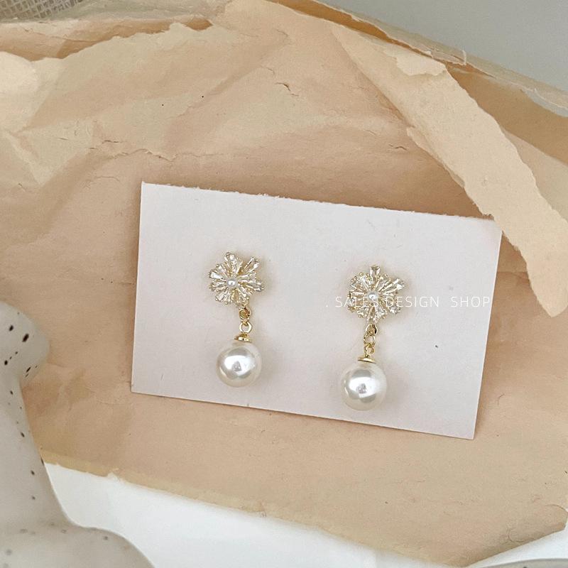 Exquisite Snowflake Zircon Pearl Stud Earrings: Autumn/Winter Luxury, Versatile & Chic Design for Women
Exquisite Snowflake Zircon Pearl Stud Earrings: Autumn/Winter Luxury, Versatile & Chic Design for Women