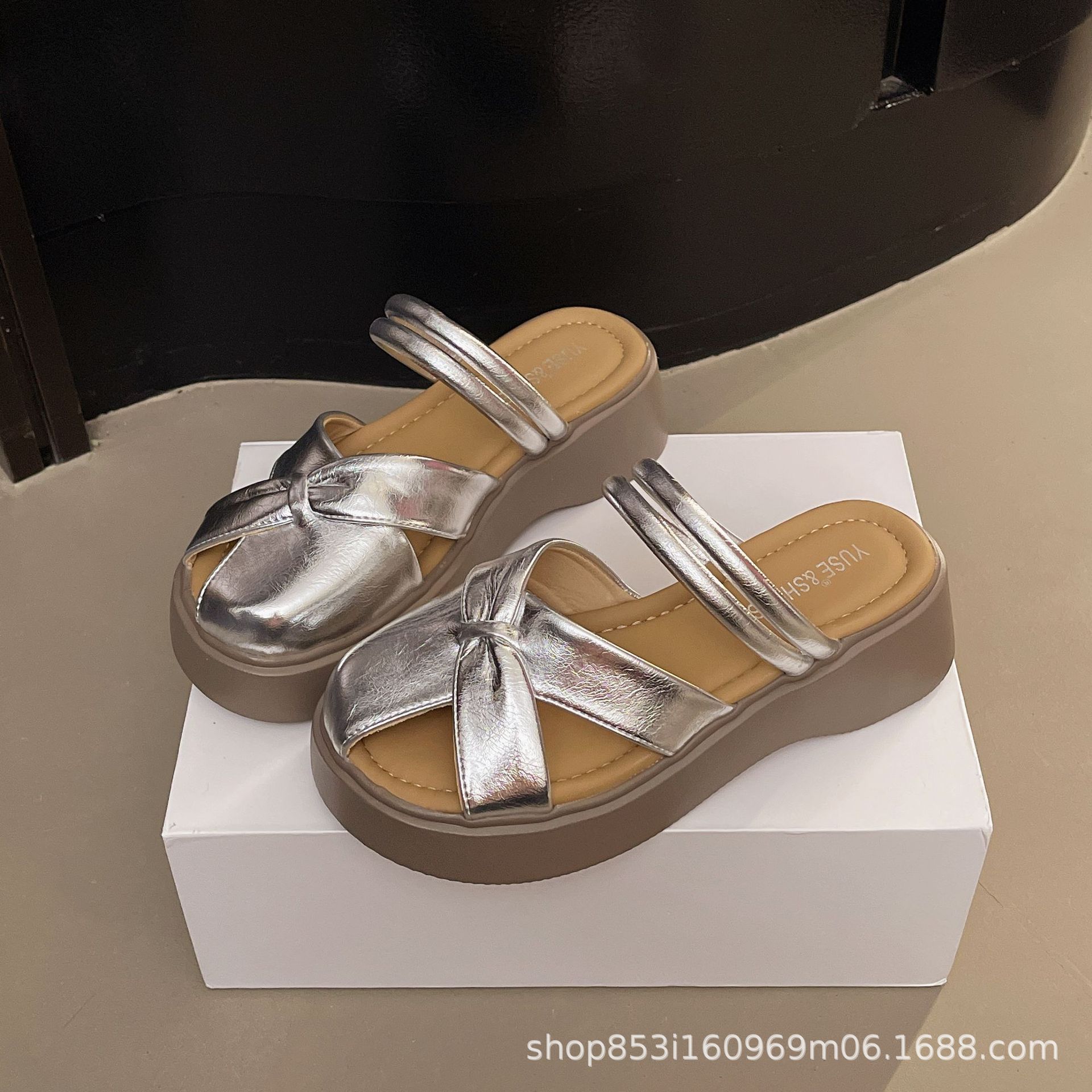 Thick-bottomed bag head cool slippers women s 2025 summer Korean version new two-wear skirt casual beach Roman cool slippers 40 срібний
Thick-bottomed bag head cool slippers women s 2025 summer Korean version new two-wear skirt casual beach Roman cool slippers 40 срібний