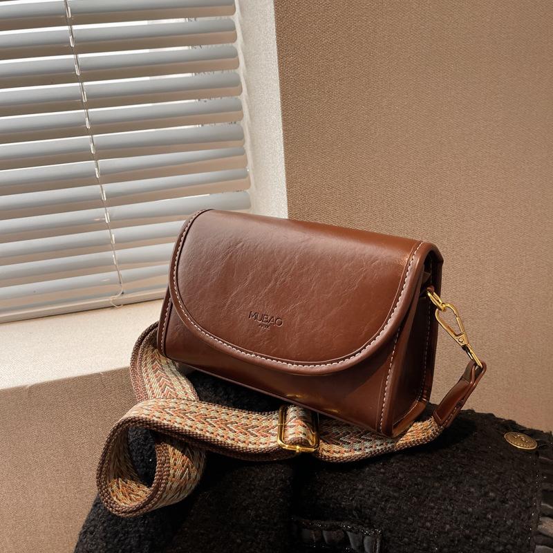 Сумка-месенджер нішевого дизайну на одне плече, нова осінь-зима 2024, модна жіноча універсальна сумка з широким ремінцем, невелика квадратна сумка коричневий
Сумка-месенджер нішевого дизайну на одне плече, нова осінь-зима 2024, модна жіноча універсальна сумка з широким ремінцем, невелика квадратна сумка коричневий