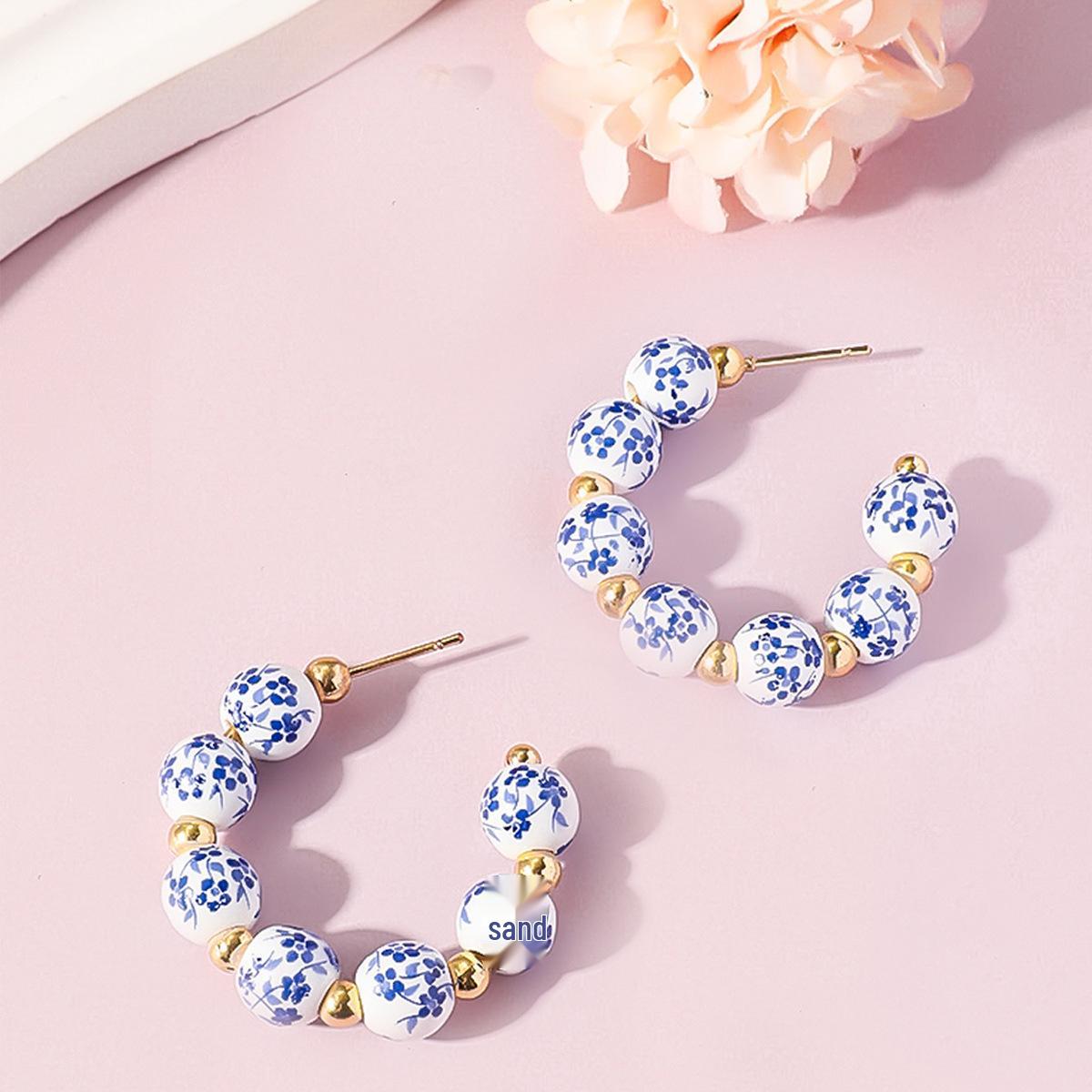 Ретро серьги из сине-белого фарфора с золотыми акцентами - Простой, уникальный дизайн для женщин.
Ретро серьги из сине-белого фарфора с золотыми акцентами - Простой, уникальный дизайн для женщин.
