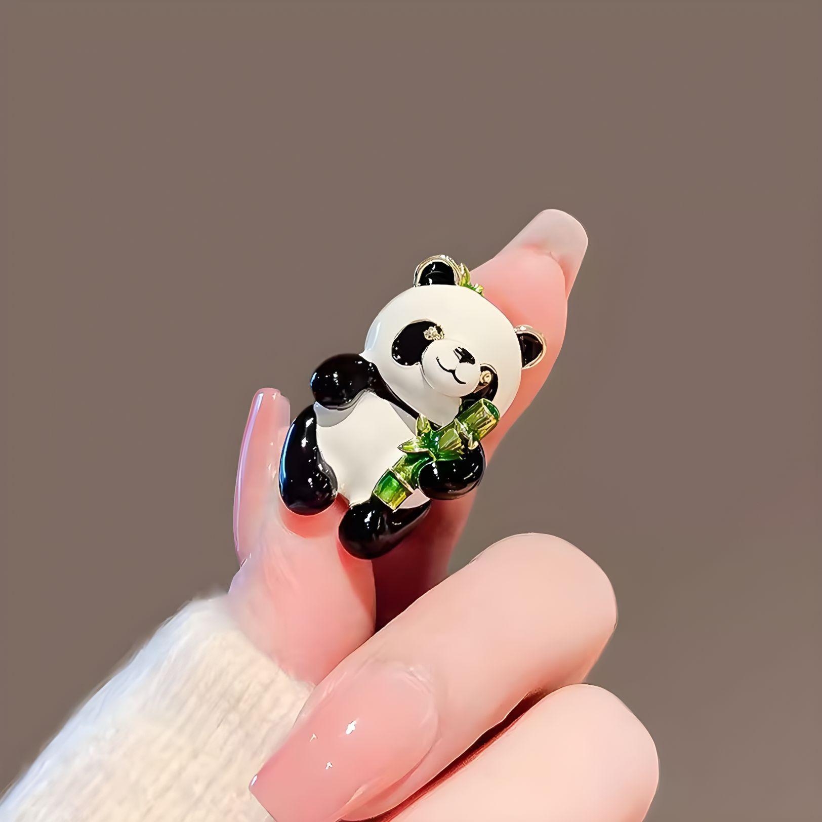 Броши в виде красных панд в китайском стиле, милые нишевые значки для мужчин и женщин и высококлассные корсажи — все это сейчас в тренде.
Броши в виде красных панд в китайском стиле, милые нишевые значки для мужчин и женщин и высококлассные корсажи — все это сейчас в тренде.