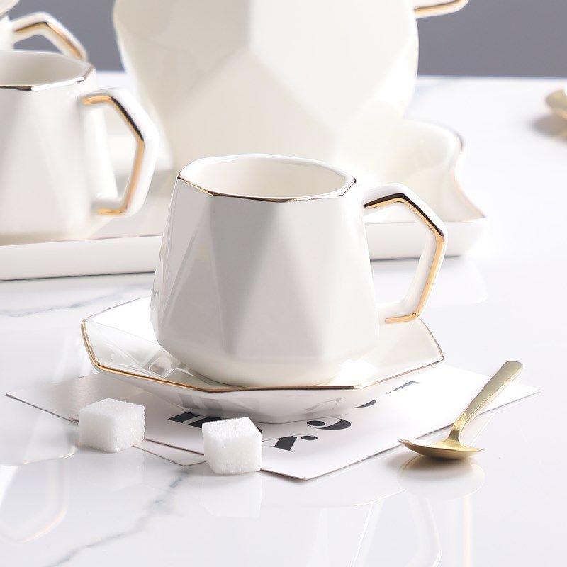 Керамическая европейская кофейная чашка Простая и творческая личность Мужская и женская кружка для питья в офисе и дома
Керамическая европейская кофейная чашка Простая и творческая личность Мужская и женская кружка для питья в офисе и дома