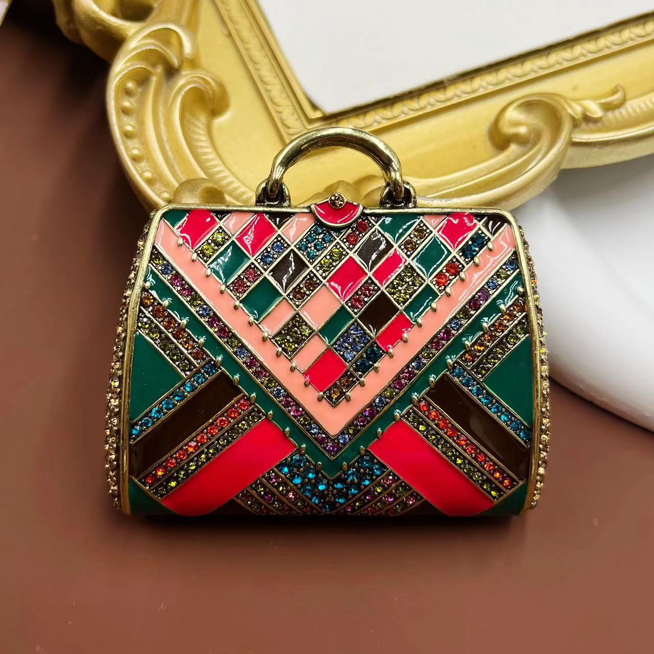 Baroque Style Vintage Crystal Bag Brooches Badges For Women Retro Shining Colorful Boutique Delicate Pin Clothing Coat Corsages
Baroque Style Vintage Crystal Bag Brooches Badges For Women Retro Shining Colorful Boutique Delicate Pin Clothing Coat Corsages