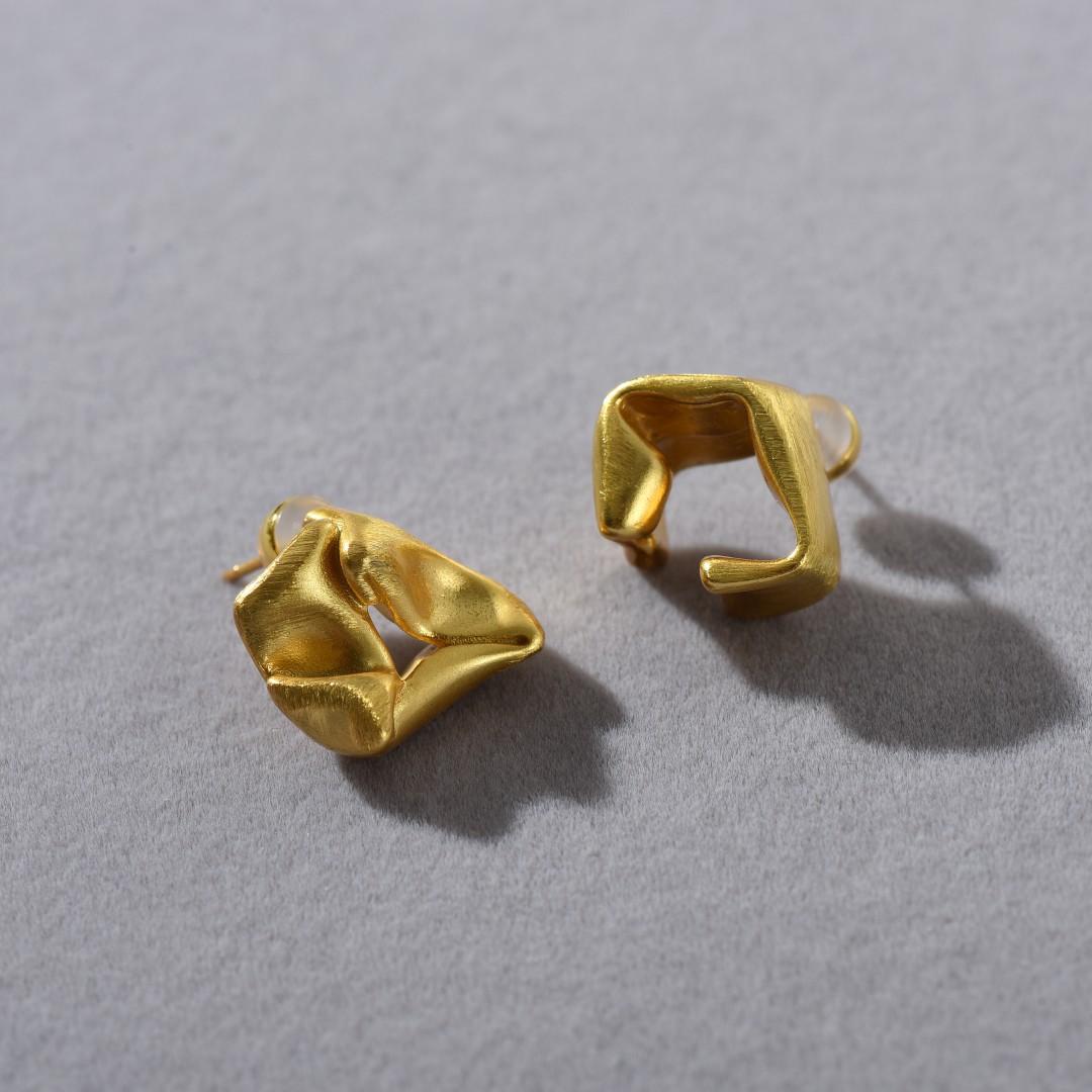 Summer New Metal Brushed Matte Asymmetrical 925 Silver Needle Stud Earrings Simple Versatile Temperament Earrings Women
Summer New Metal Brushed Matte Asymmetrical 925 Silver Needle Stud Earrings Simple Versatile Temperament Earrings Women