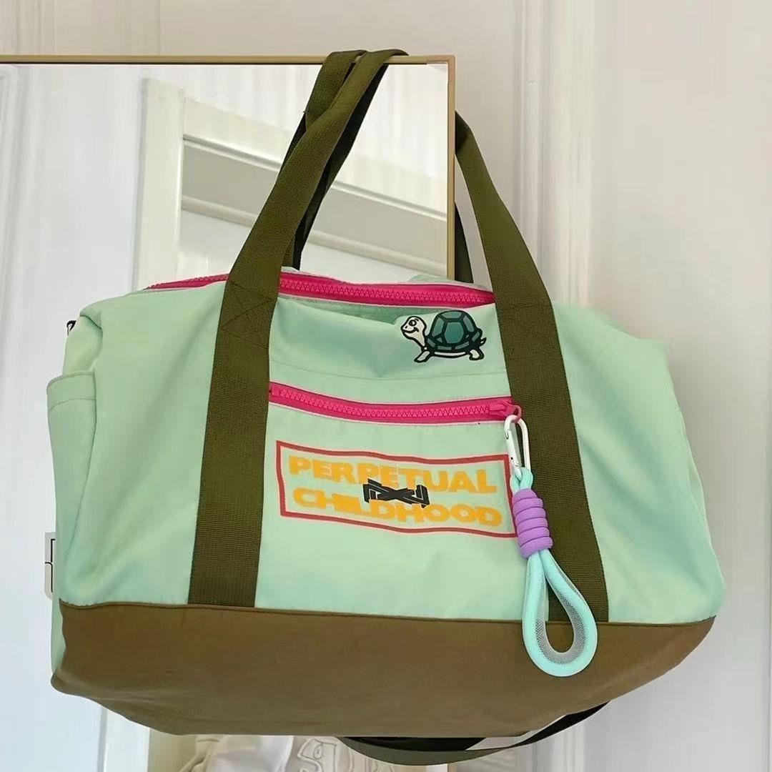 Turtle Letter Print Handbag Women Travel Business Trip Lightweight Travel Bag Ladies Large Capacity Lively Color Shoulder Bag 38x21x21cm флуоресцентный зеленый
Turtle Letter Print Handbag Women Travel Business Trip Lightweight Travel Bag Ladies Large Capacity Lively Color Shoulder Bag 38x21x21cm флуоресцентный зеленый
