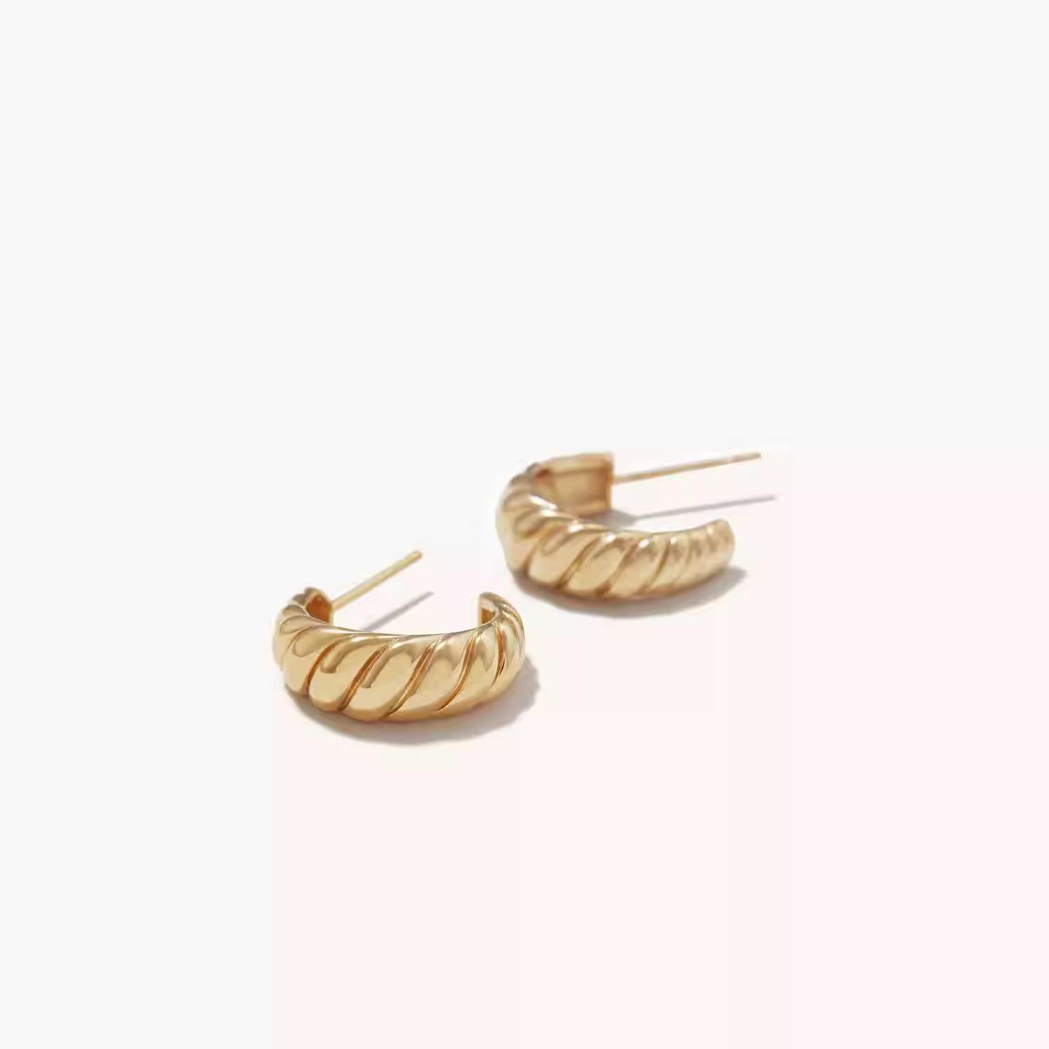 Gold Plated Cable Knit Horn Earrings with 925 Silver Needle and Stainless Steel Studs for Women золотий
Gold Plated Cable Knit Horn Earrings with 925 Silver Needle and Stainless Steel Studs for Women золотий