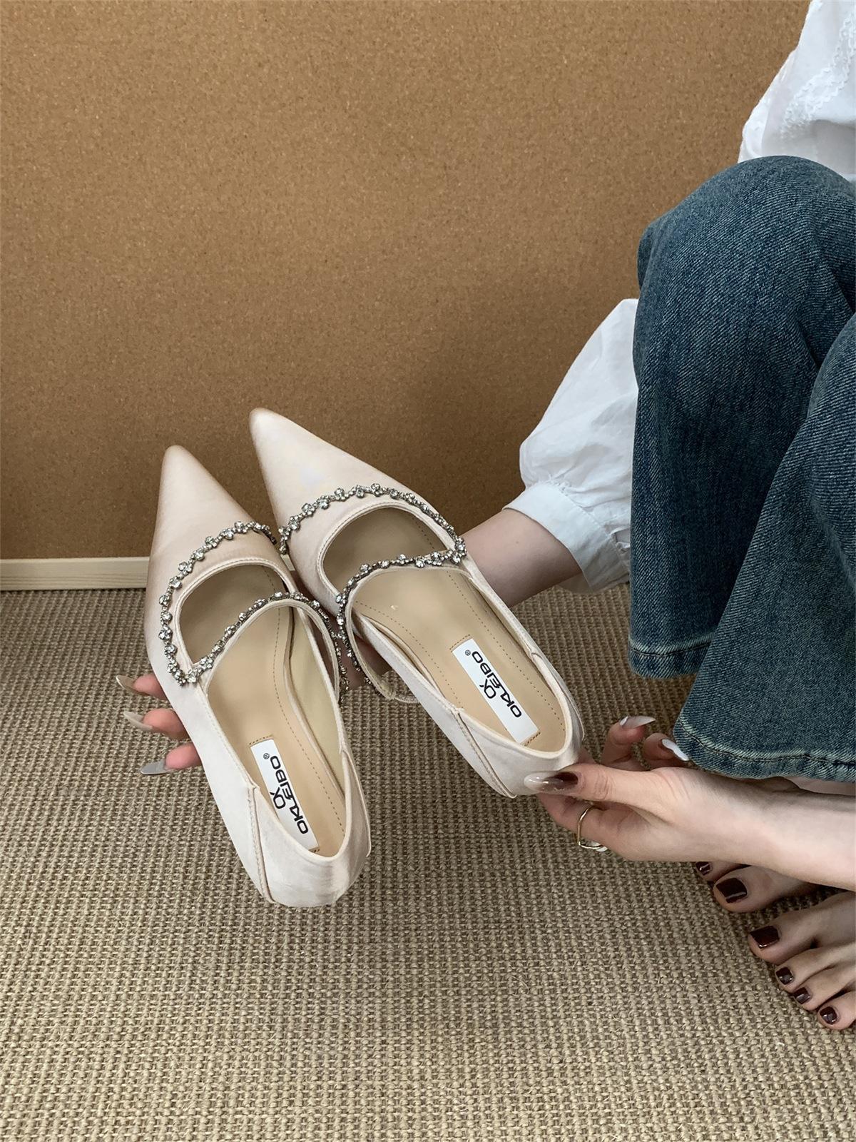 Spring and summer 2025 new light luxury curved rhinestone temperament versatile pointed all-inclusive square heel soft sole single shoes women 39 абрикосовий
Spring and summer 2025 new light luxury curved rhinestone temperament versatile pointed all-inclusive square heel soft sole single shoes women 39 абрикосовий