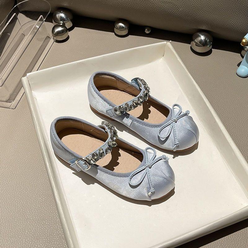 The Girl Is Wearing Ballet Shoes As Outerwear. These Are New Style Leather Single Shoes. 35 синій
The Girl Is Wearing Ballet Shoes As Outerwear. These Are New Style Leather Single Shoes. 35 синій