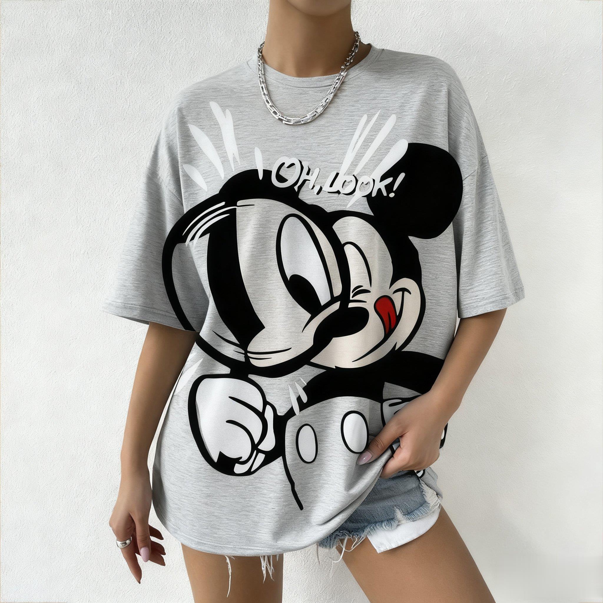 2025 Літо Міккі Маус О, Поглянь Принт Жіноча Футболка Disney Мультяшний Графічний Тішот Оверсайз Вінтажний Вуличний Стиль Мода Y2k Топи 4XL
2025 Літо Міккі Маус О, Поглянь Принт Жіноча Футболка Disney Мультяшний Графічний Тішот Оверсайз Вінтажний Вуличний Стиль Мода Y2k Топи 4XL