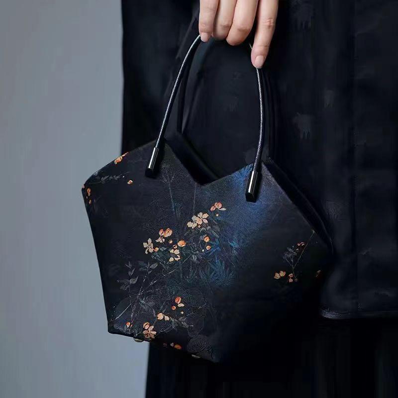 New national style new Chinese handmade fragrant cloud yarn handbag women s niche design portable vegetable basket bag literature and art
New national style new Chinese handmade fragrant cloud yarn handbag women s niche design portable vegetable basket bag literature and art