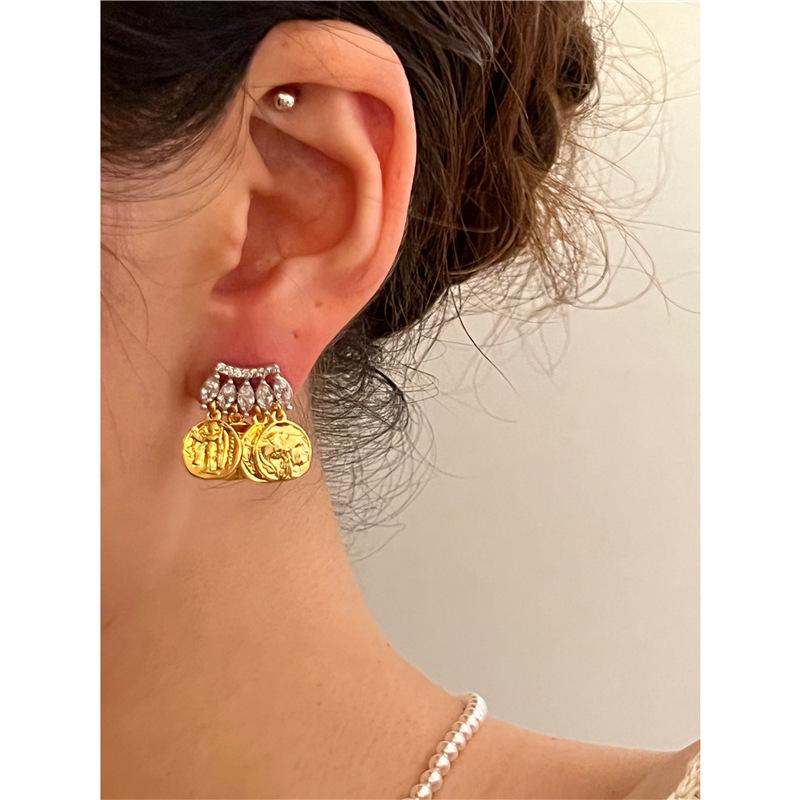 Pleated round diamond-set water drop fringed stud earrings retro light luxury temperament earrings fashionable and simple earrings
Pleated round diamond-set water drop fringed stud earrings retro light luxury temperament earrings fashionable and simple earrings