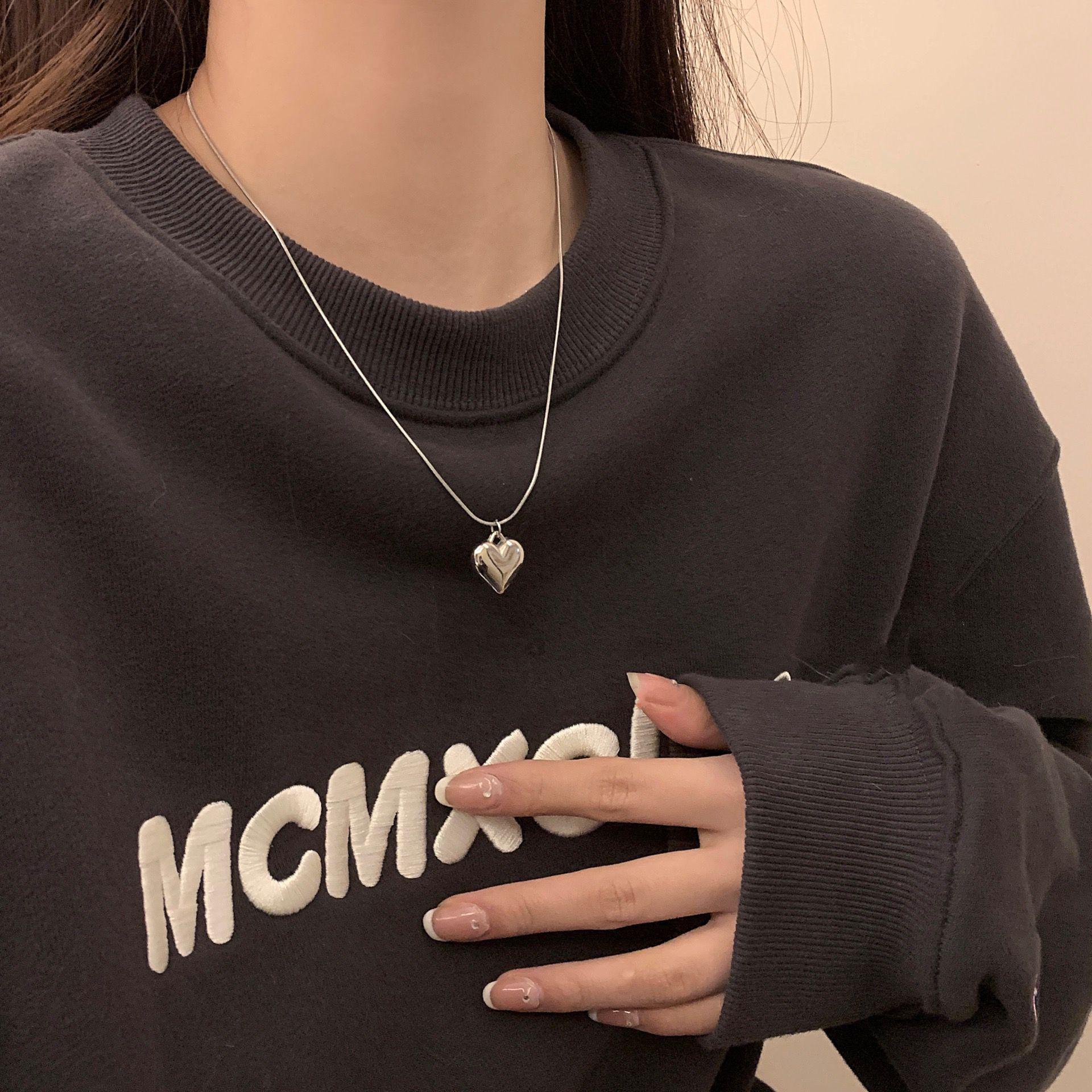 Simple Love Heart Pendant Necklace: Titanium Steel, Snake Bone Design, Light Luxury, Clavicle Chain
Simple Love Heart Pendant Necklace: Titanium Steel, Snake Bone Design, Light Luxury, Clavicle Chain