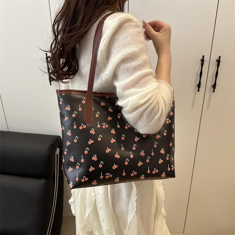 Fashion design sense cute cherry print new large capacity trend personality i portable tote bag women білий
Fashion design sense cute cherry print new large capacity trend personality i portable tote bag women білий