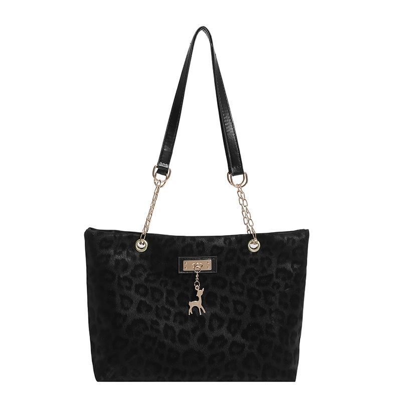 Retro commuter texture chain shoulder bag women s winter new highend largecapacity tote bag чёрный
Retro commuter texture chain shoulder bag women s winter new highend largecapacity tote bag чёрный