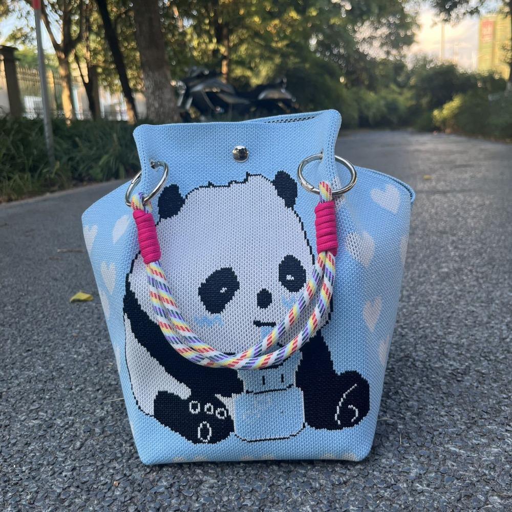 Casual Cartoon Panda Knitted Bucket Bag Handmade Woven Ring Buckle Shoulder Bags Large Capacity Wrist Bags for Women Girls синий
Casual Cartoon Panda Knitted Bucket Bag Handmade Woven Ring Buckle Shoulder Bags Large Capacity Wrist Bags for Women Girls синий