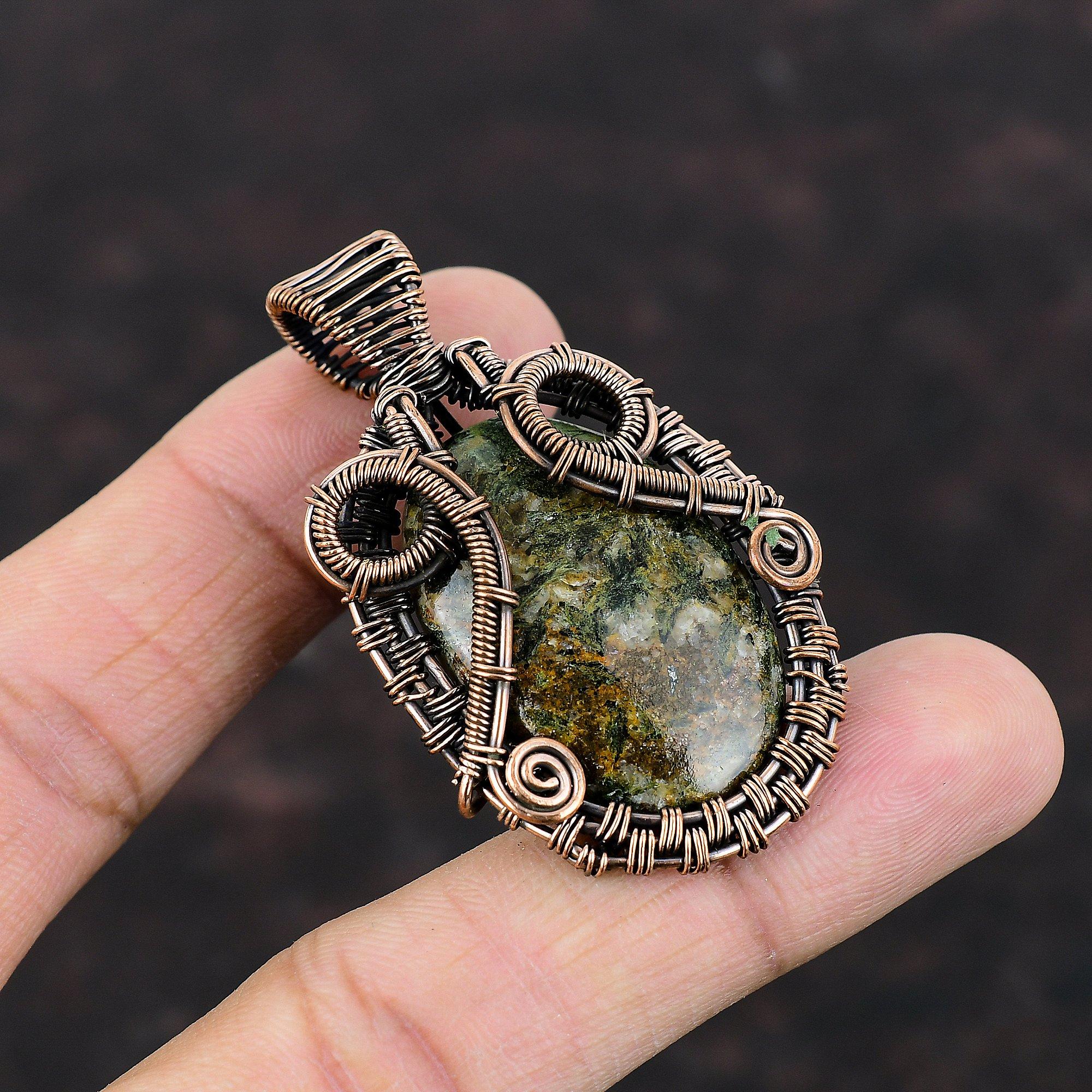 Спессартин Гранат в Известняке Подвеска Обмотка Медной Проволокой Подвеска Ручной Работы Медные Ювелирные Изделия Дизайнерская Подвеска Подвеска с Драгоценным Камнем Свадебный Подарок
Спессартин Гранат в Известняке Подвеска Обмотка Медной Проволокой Подвеска Ручной Работы Медные Ювелирные Изделия Дизайнерская Подвеска Подвеска с Драгоценным Камнем Свадебный Подарок