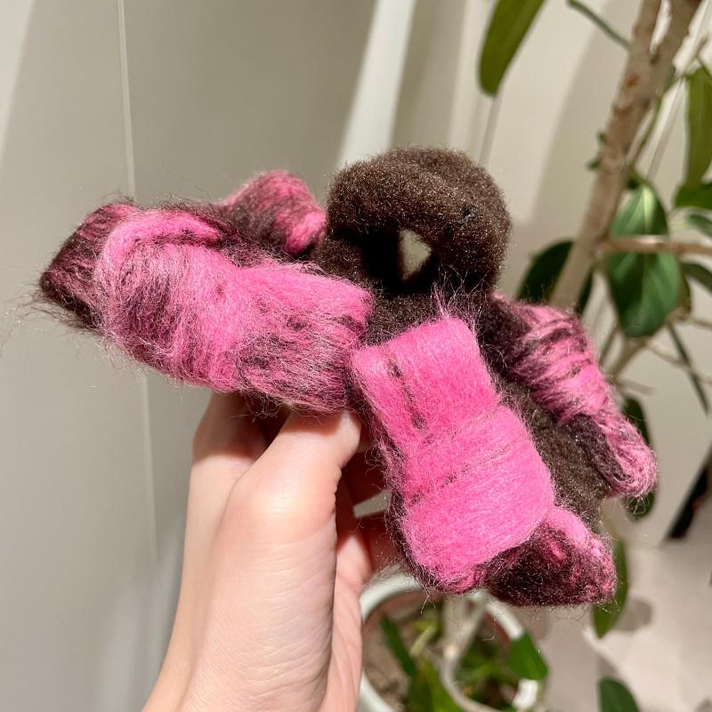 2025 Autumn/Winter Plush Bow Shark Clip: Large Size Hair Accessory for Voluminous Hair
2025 Autumn/Winter Plush Bow Shark Clip: Large Size Hair Accessory for Voluminous Hair