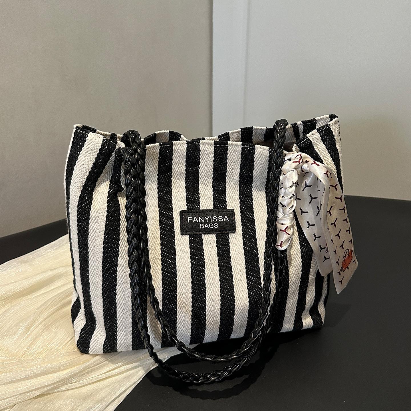 Niche retro literary and artistic simplicity small fresh stripes casual fashion foreign style large capacity shoulder portable tote women s bag чёрный
Niche retro literary and artistic simplicity small fresh stripes casual fashion foreign style large capacity shoulder portable tote women s bag чёрный