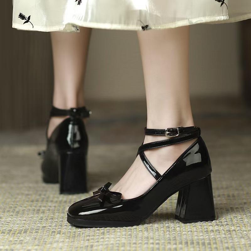 Mary Jane thick heels spring new versatile single shoes women s one-word buckle square head French retro high heels 41 бордовий
Mary Jane thick heels spring new versatile single shoes women s one-word buckle square head French retro high heels 41 бордовий