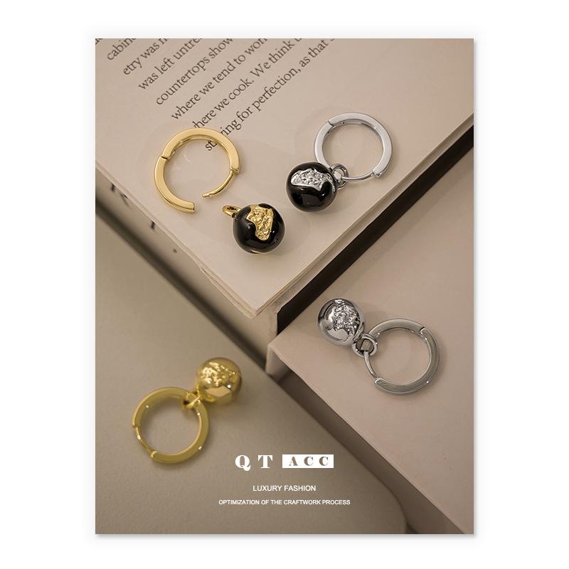 18K Gold-Plated Brass Retro Fashion Oil Drop Ear Cuffs - Exquisite, Versatile, High-End European & American Style Earrings.
18K Gold-Plated Brass Retro Fashion Oil Drop Ear Cuffs - Exquisite, Versatile, High-End European & American Style Earrings.