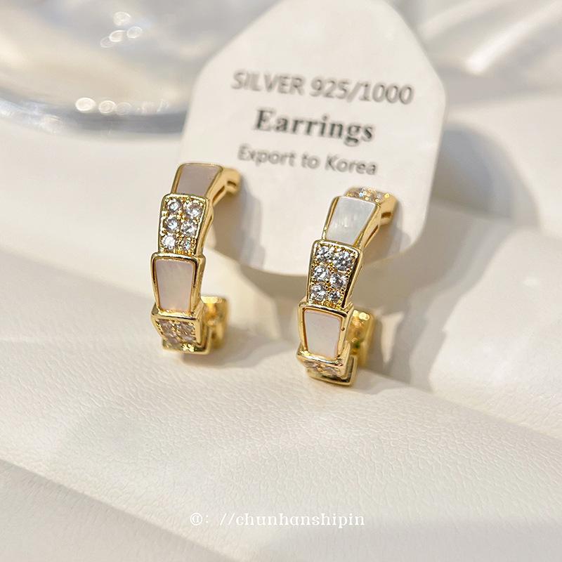 Emerald high-end earrings, women s zircon design, light luxury temperament stud earrings, fashionable commuter earclips, green without earrings.
Emerald high-end earrings, women s zircon design, light luxury temperament stud earrings, fashionable commuter earclips, green without earrings.