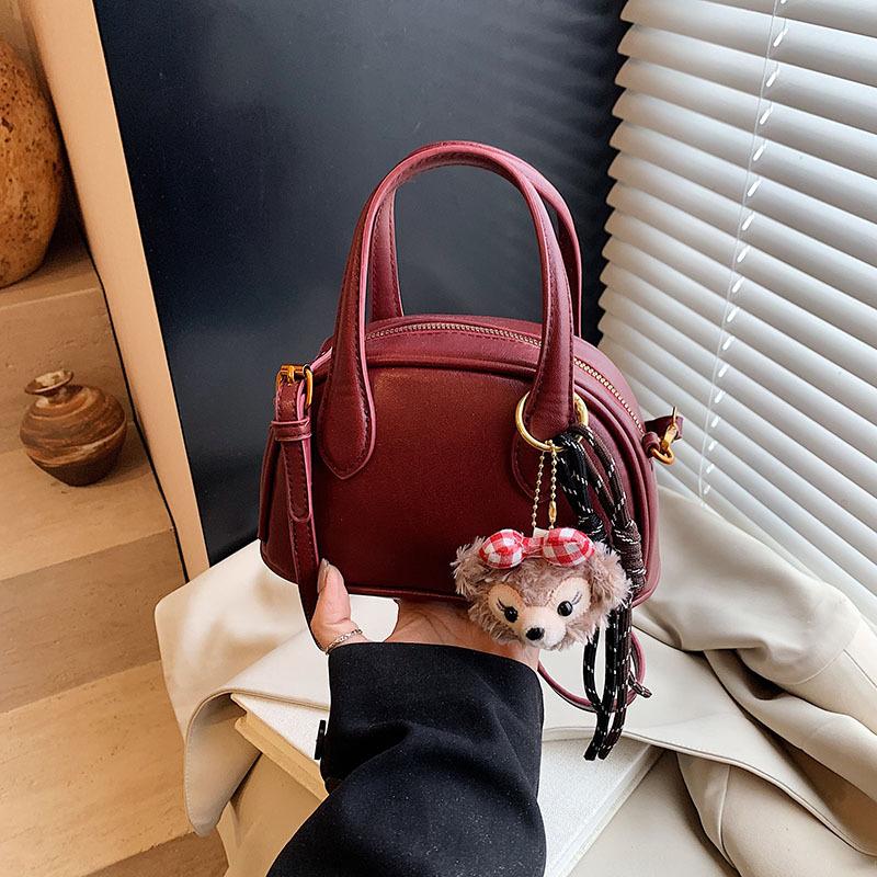 Fashion hand carry pillow bag women 2025 new casual soft leather shoulder shell bag trendy messenger bag
Fashion hand carry pillow bag women 2025 new casual soft leather shoulder shell bag trendy messenger bag