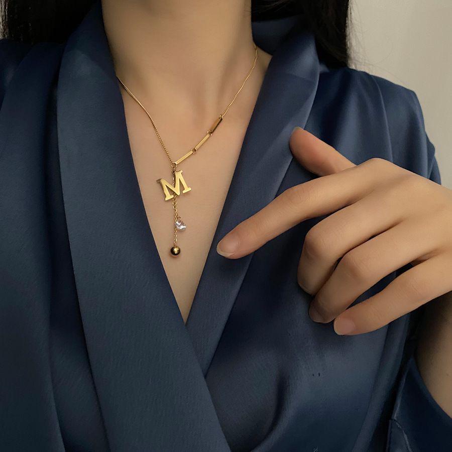 Женское ожерелье с подвеской-буквой из титановой стали класса люкс - Модная нишевая цепочка-чокер на ключицу