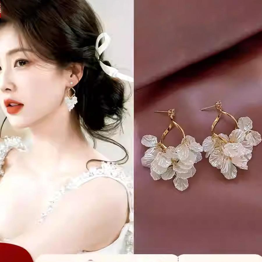 Zircon acrylic petal fringed earrings retro light luxury temperament earrings niche versatile high-end earrings
Zircon acrylic petal fringed earrings retro light luxury temperament earrings niche versatile high-end earrings