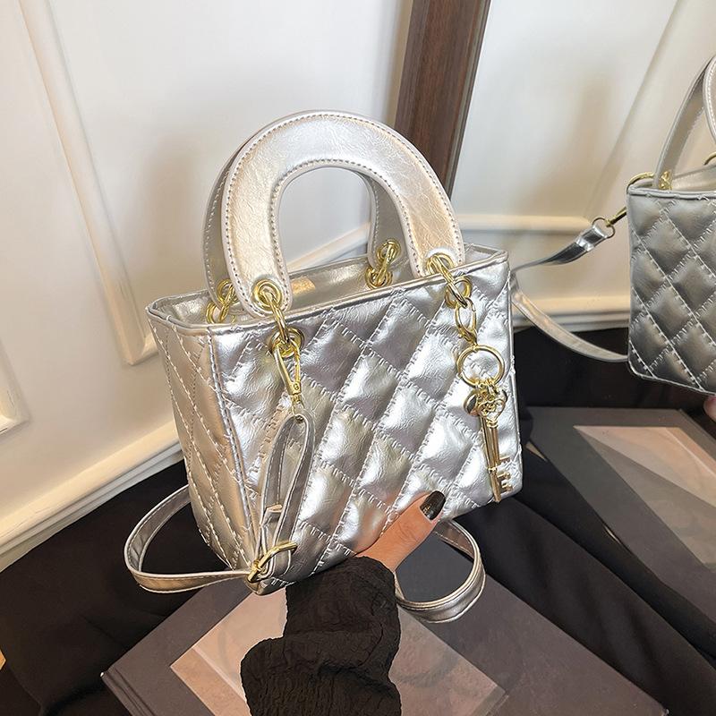 High-end bag for women s new fashion versatile shoulder messenger bag High-end portable Princess Diana bag for women Without pendant серебряный
High-end bag for women s new fashion versatile shoulder messenger bag High-end portable Princess Diana bag for women Without pendant серебряный