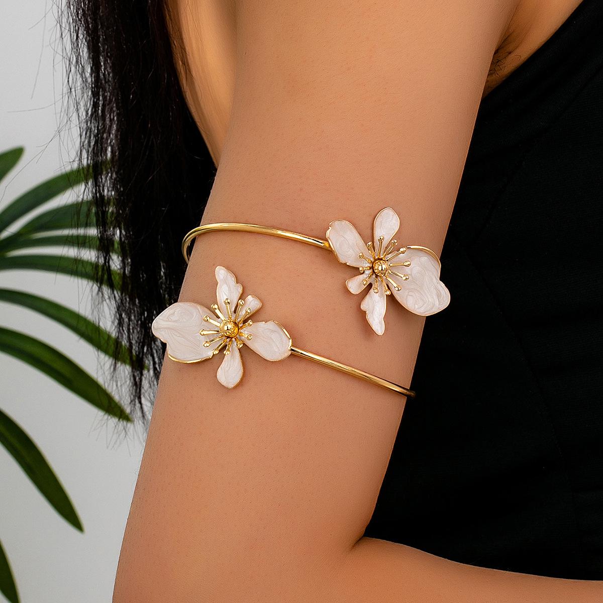 Elegant Enamel Petal Charm Open Bangle - European & American Style білий
Elegant Enamel Petal Charm Open Bangle - European & American Style білий