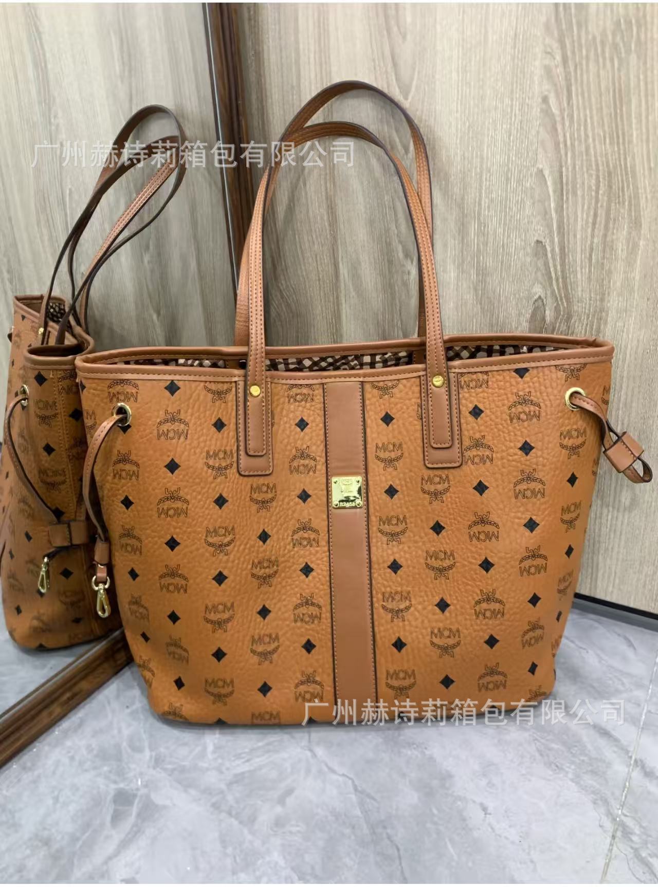New MC printed mother and child portable tote shoulder bag large capacity messenger fashion versatile underarm commuter women s bag 35*17*29
New MC printed mother and child portable tote shoulder bag large capacity messenger fashion versatile underarm commuter women s bag 35*17*29