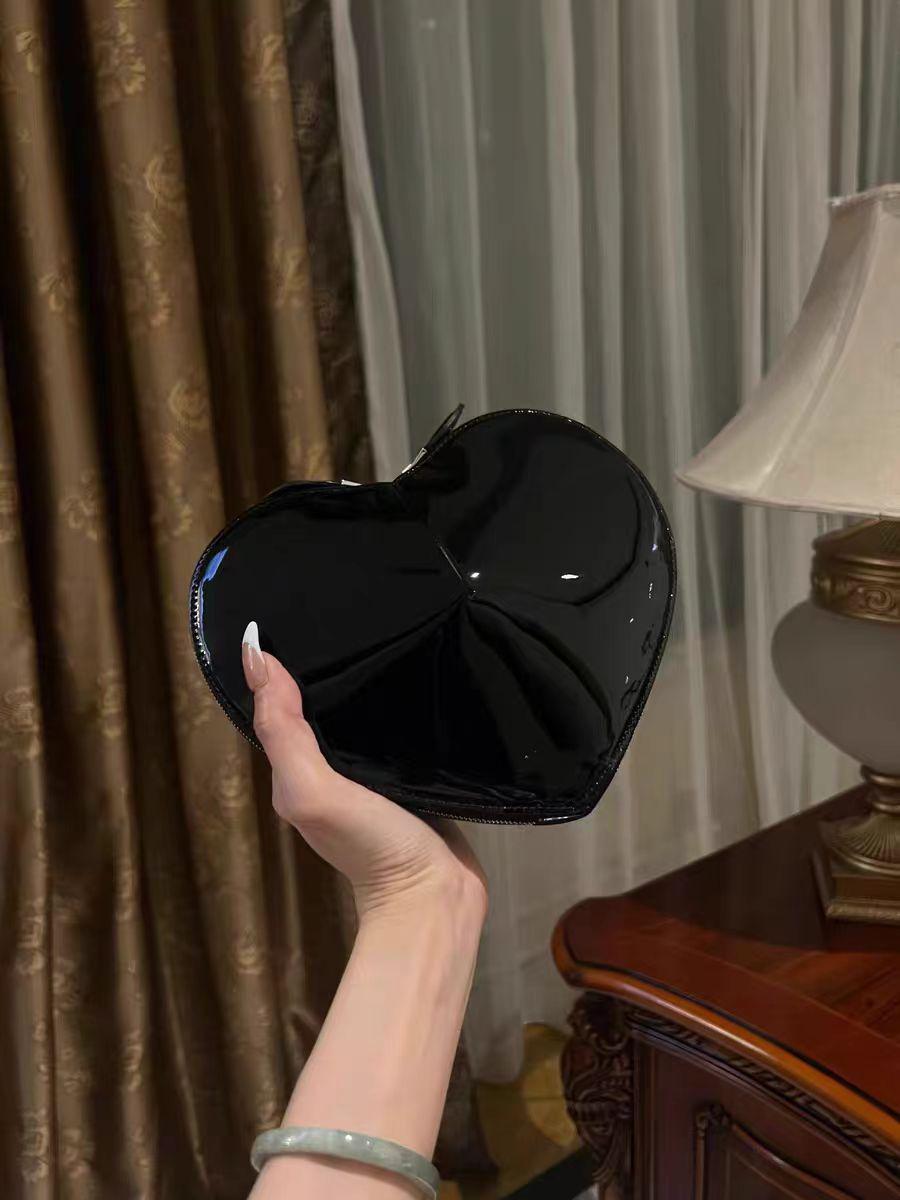 Сумка Love Bag из натуральной кожи персикового цвета в форме сердца 2024 года - модная сумка-мессенджер через плечо
Сумка Love Bag из натуральной кожи персикового цвета в форме сердца 2024 года - модная сумка-мессенджер через плечо