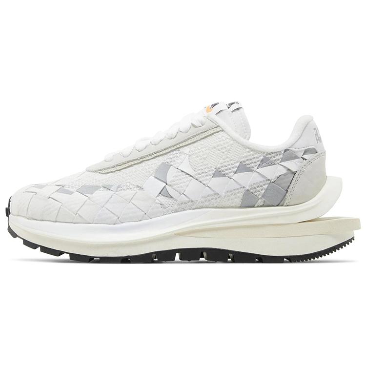 Nike VaporWaffle Woven Sacai Jean Paul Gaultier Білий DR5209-100 40.5
Nike VaporWaffle Woven Sacai Jean Paul Gaultier Білий DR5209-100 40.5
