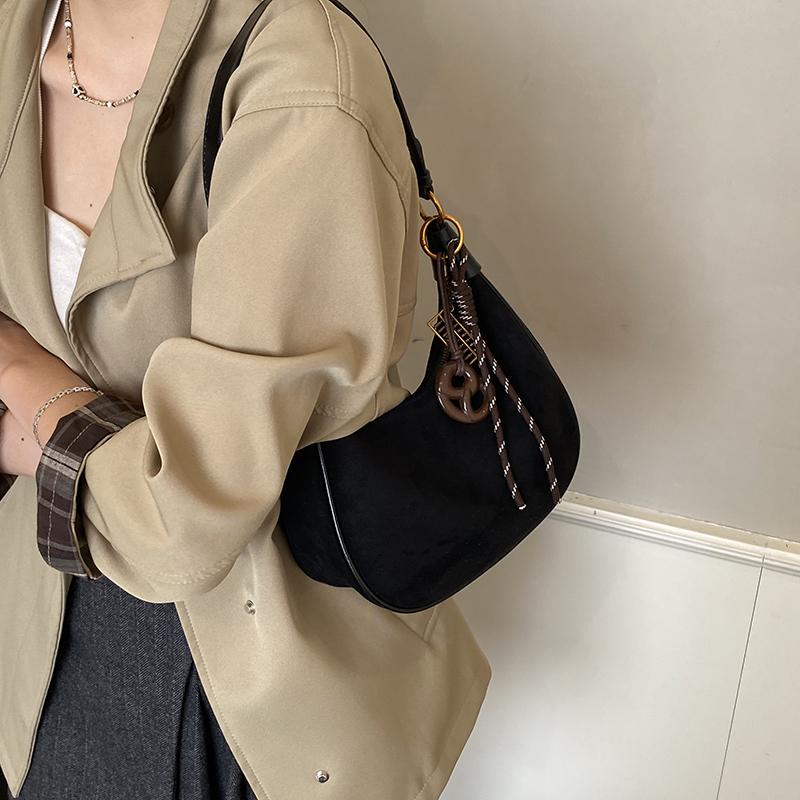 Faux Suede Shoulder Bag Large Underarm Bag with Pendant Hobo Bag Crescent Bag for Womens Wok Travel чёрный
Faux Suede Shoulder Bag Large Underarm Bag with Pendant Hobo Bag Crescent Bag for Womens Wok Travel чёрный