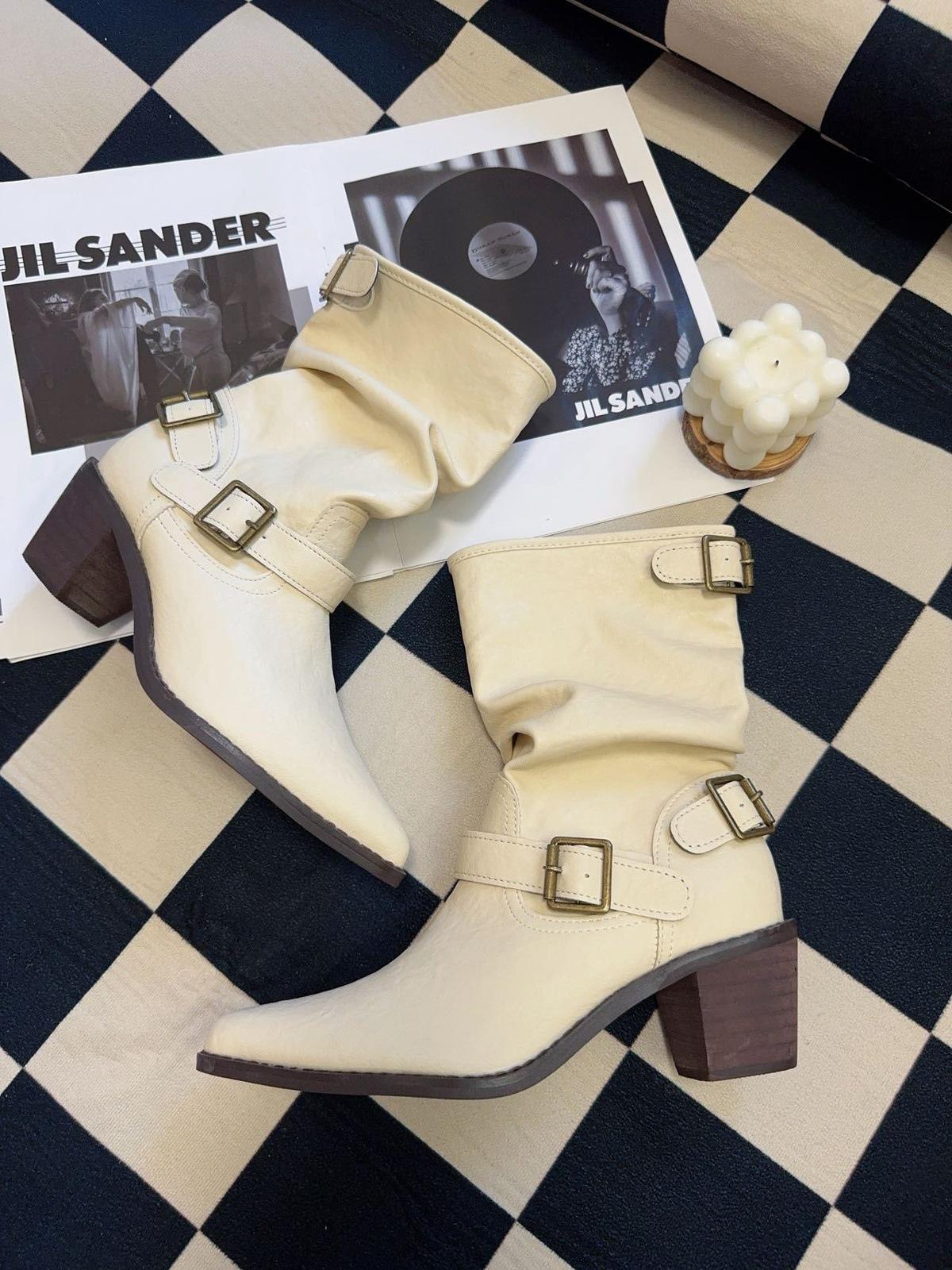 Cowhide version pointed thick heel white short boots women s 2025 new British style belt buckle Martin boots medium tube stacking boots 40 білий
Cowhide version pointed thick heel white short boots women s 2025 new British style belt buckle Martin boots medium tube stacking boots 40 білий