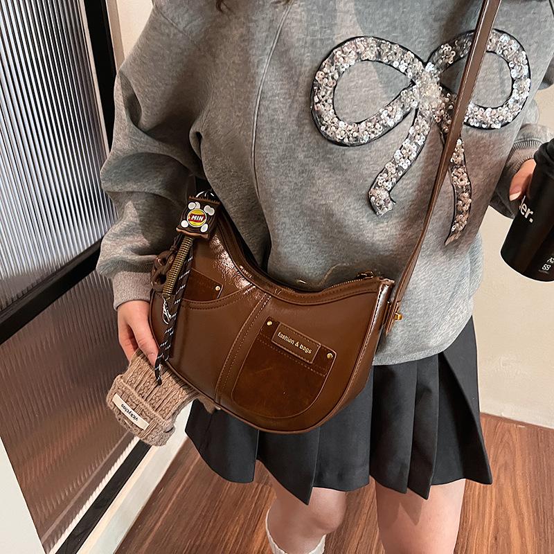 Retro underarm bag women s new niche design bag versatile crescent bag premium shoulder bag 26*7*19
Retro underarm bag women s new niche design bag versatile crescent bag premium shoulder bag 26*7*19