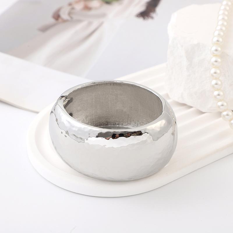 Exaggerated Style Zinc Alloy Bracelet: Versatile Wide Surface with Hammered & Polka Dot Texture for Women
Exaggerated Style Zinc Alloy Bracelet: Versatile Wide Surface with Hammered & Polka Dot Texture for Women